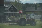 En veteran traktor med to 17 mai flagg, Skal vi se - Massey Ferguson 135?