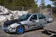 Står en morsom bil her inne, Toyota Pluss står det på skiltet foran, men alle ser jo at det er en Mercedes Benz muligens en 290 rundt 1998
