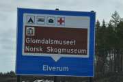 Glomdalsmuseet skal vi ta en nærmere titt på, men Norsk Skogmuseum er det for mange mennesker, så vi kjører bare fort forbi