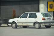 Jeg lander litt og ser etter eldre biler, dette er en Volkswagen Golf GL fra 1991. Litt fint, du er en veteran i år :-)