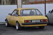 Og det gjør ikke noe, jeg rusler rundt og finner en Opel Ascona 1.3 fra 1979. Hvis den ikke hadde parkert så trangt, så hadde jeg tatt den i profil også, fin bil