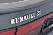 Men man finner alltids et merke og her står det. Renault 21 ble produsert mellom 1986 til 1994 så det kan være en veteran