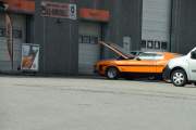 Vi kommer ikke langt før vi ser en spennende bil som sikkert skal ha EU-kontroll. Det står mach 1 Mustang på siden