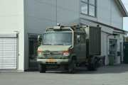 Jeg ser jo at dette er en Mercedes 814D, men er det en veteran? Militærgrønne biler kan lure deg, så jeg gjetter år 2000 og oppover