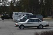 Men vi kjører videre og passerer Mercedes-en og en Volvo som i hvert fall er en veteran. Jeg gjetter på en 240 rundt 80 åra