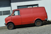 Denne overlater jeg til dere, men er det en Dodge Van? Her fikk jeg hjelp av FB, det er en Bedford rundt 70-80 åra
