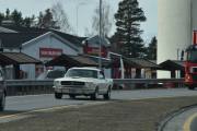 Men nå må vi passe på, her kommer det en veteran. Det er en Ford Mustang Fastback fra 1965, ingen smågutt dette heller med en motor på 184 HK