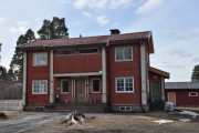 Da er dette Hamlanders veg 21, men alderen på huset vet jeg ikke. Men siden museet ble stiftet i 1911 tror jeg det er eldre en det