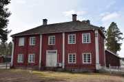 Da er dette sikkert nummer 23 og like gammelt, samme byggestilen her når jeg ser på stolpene