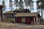 Og her ser vi et våningshus, et loft, to stabbur og en låve bak. Det eldste bygningene er så gamle som fra 1600 til 1700 tallet