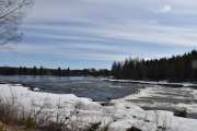 Nå er vi på den andre siden og ser Glomma renner forbi, like over ser vi Prestøya hvor det går en hengebru over Klokkerfossen