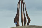 Her har vi den 14 meter høye skulpturen i limtre som står i Løten, like ved Myklegard