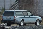 Men nå er vi i Elverum og må finne noen veteraner, her har vi en Volvo 240 stasjonsvogn fra 1991. Her klarte vi oss akkurat