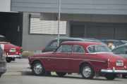 Her har vi to veteraner hvis du ser nærmere etter, vi tar den nærmeste først. Det er en Volvo Amazon 121 fra 1969, den vi ser bakenden av er også en Volvo Amazon 1969