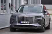 Her står en Hongqi E-HS9 til ladning, men vi tør ikke å prøvekjøre den, kanskje neste gang