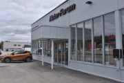 Men nå rusler vi oss en liten tur igjen, jeg ser det står en Renault Captur E-Tech til ladning der borte som ikke er en veteran, men en hybrid