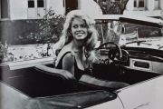 Nå ble jeg forelsket igjen, både i Brigitte Bardot og den lekre bilen hun kjører, som er en Renault Floride
