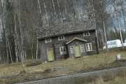 Neste hus er nok fra før 1900 tallet, jeg ser faktisk at det er gardiner i vinduene