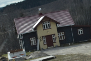 Er nok et gammelt hus dette også, men er under rehabilitering ser det ut som