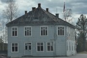 Men dette bygget kjenner jeg til og har fulgt i noen år. Det er det gamle administrasjonsbygget Bjørke som skulle rives, men som nå er solgt og skal settes i stand igjen, etter mange års forfall
