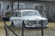 Men her fant jeg en virkelig veteran som har stått i mange år, det er en Volvo Amazon (121) herregårdsvogn. Den kan være fra 1964 til 1970 sånn cirka