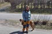 Men vi skal på tur i dag og her står guiden vår Bente med sin Rhodesian Ridgeback som heter Charlie
