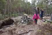 Alle ser på rovfuglen som jeg ikke fikk se, jeg lurte litt på disse steinene. Litt mystisk sted egentlig