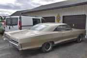 Vi skal til Renault senior hvor vi blir møtt av en Pontiac Bonneville fra 1966, vi må faktisk overnatte her