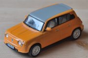 På søndagsmorgen så bestemmer jeg meg for ikke å gå en morgentur, men istedenfor dokumentere de nye bilene hans. Jeg tror dette er en bil i 1/43 skala som er en elektrisk Renault 5. Den har jo ikke kommet enda, men når den kommer...