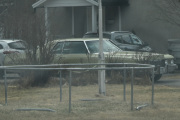 Dem som er kjent oppi her vet at du ikke må parkere bilen din sånn at jeg kan se den fra veien. Dette er en Cadillac DeVille fra 1972