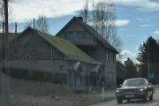 Huset er gammelt, men modernisert. Men det kommer en veteranbil også. Det er en Datsun 200 L fra 1980