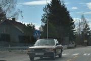 Jeg kjører ikke mange meterne før en ny veteranbil dukker opp, det er en Datsun Bluebird 1.8 GL fra 1981