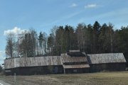 Ved Skarnes bilhoggeri ser jeg også på et bygg, hva er historien?