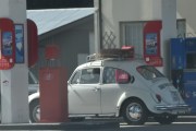 På Vormsund ser jeg en Volkswagen VW 1300 fra 1973 fyller bensin, da har dem nok 98 oktan her