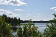 Sjøen er stor og her tror jeg det også er en campingplass. Kan den hete Tangen camping?