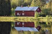 Nå er det så fint på vannet at vi har to hus fremfor oss