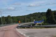 Så det tar 10 minutter før vi er på toppen og runder av nedover igjen. Klarälven er neste sted og elven under her er fortsettelsen av Trysilelva på svensk side