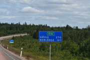 Men vi må videre og nå ser vi på skiltet et sted hvor vi skal til. Stedet heter Borlänge hvor Romme Alpin senter ligger