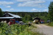 Men vi zoomer litt og tar et overblikk på hva vi ser. Minst to vraka Volvo-er og båtene vet jeg ikke så mye om. Han kjører nok race, både med bil og båt