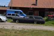 Det er flere spennende biler her, vi begynner fra venstre. En Volvo PV, en blå Renault Trafic? - og en Volvo stasjonsvogn og en sort spennende bil - Opel eller Ford? - og til slutt i høyre hjørne, en rød Volvo 144 eller 244