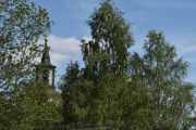 Floda kirke ser vi i mellom tretoppene, vi sier at den er fra rundt 1930 åra sånn vi ser den nå, men kirken er opprinnelig fra 1300