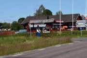 I Floda sentrum kan du få kjøpt alt, men hvem er hun som ønsker oss velkommen?