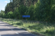 Så kommer det et nytt skilt, Färjenäs står det, ikke mye å finne her så vi kjører forbi