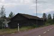 Gamle hus med sikkert mye historie ligger langs veien