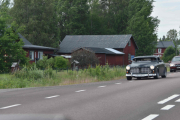 Men nå kommer det er raggarbil, den må vi få med oss. Det er en Volvo 131 som er ombygd, tror den er fra 1967