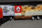 RENAULT MAGNUM 2002  rotes Fahrerhaus und der Auflieger mit Schneelandschaft und Silvesterfeuerwerk