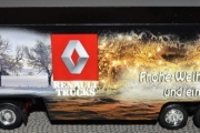 RENAULT MAGNUM 2002  rotes Fahrerhaus und der Auflieger mit Schneelandschaft und Silvesterfeuerwerk