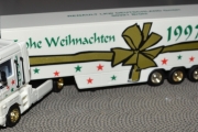 RENAULT Magnum 1997 weib mit goldener Scheife und Weihnachtsmann