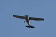 Morten 1 august 2019 - LN-NPK rett mot oss over Høyenhall. Ja, det gjør hun faktisk med sitt fly som er et Cessna 172B Skyhawk fra 1961