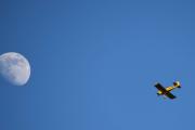 Morten 15 april 2019 - Et gult småfly og månen over Høyenhall, her fikk vi et fint bilde av LN-RAF